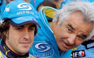 Fernando Alonso (à g.), au côté de Flavio Briatore, le patron de Renault, en avril 2006.