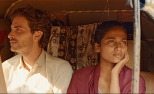 Roman Kolinka et Aarshi Banerjee dans Maya de Mia Hansen-Løve