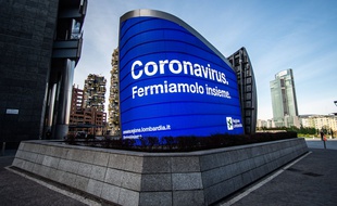 «Le coronavirus, arrêtons-le ensemble», proclame un panneau à Milan, le 10 mars 2020.