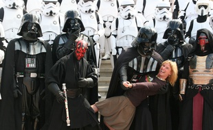 Mary Franklin portée en triomphe par des fans de «Star Wars» lors d'une convention.