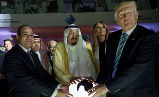 Les présidents américain et égyptien accompagnés du roi Salman d'Arabie Saoudite à Ryad
