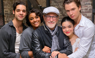 Le réalisateur Steven Spielberg entouré des acteurs de «West Side Story» (de gauche à droite) David Alvarez, Ariana DeBose, Rachel Zegler et Ansel Elgort