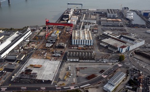 Les Chantiers de l'Atlantique et leur zone de prémontage (à gauche).