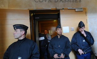 Des gendarmes surveillent l'entrée de la salle d'audience de la cour d'assises d'Aix-en-Provence, le 31 mars 2011