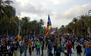 Des Catalans pro-indépendance ont suivi le discours de Carles Puigdemont, le 10 octobre 2017.