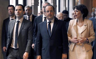 De Gauche à Droite: Le ministre de l'Education Benoit Hamon, le président François Hollande, la ministre des affaires sociales Marisol Touraine à la Sorbonne le 3 avril 2014 pour le 50e anniversaire de l'Inserm