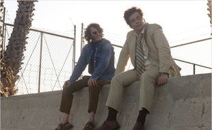 Joaquin Phoenix et Benicio Del Toro dans Inherent Vice