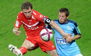 le Valenciennois David Ducourtioux (à gauche), le 13 août 2011, contre Brest, au Stade du Hainaut.