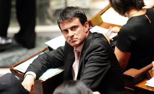 L'association La Voix des Roms a estimé dimanche que la politique du ministre de l'Intérieur, Manuel Valls, concernant les Roms était comparable à celle de ses prédécesseurs UMP Place Beauvau, affirmant que le ministre PS "pourrait porter les couleurs de l'UMP" en 2017.