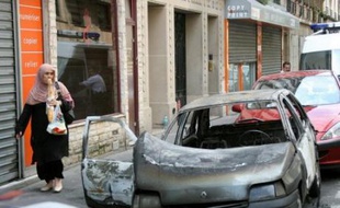 La violente agression dont un jeune juif de 17 ans a été victime, samedi soir à Paris, a déclenché dimanche un tollé tant dans la communauté juive que dans le monde politique et associatif qui ont exprimé leur indignation et leur soutien à la victime et à sa famille.