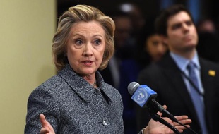 Hillary Clinton répond aux journalistes à New York, le 10 mars 2015
