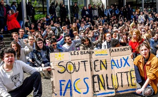 Des lycéens protestent contre la loi ORE devant l'université de Lille, le 11/04/2018.
