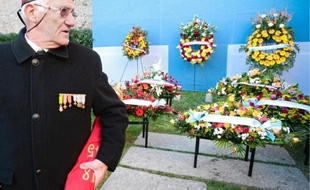 Des gerbes de fleurs ont été déposées devant le mémorial des camps de la mort, près du J4.