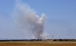 De la fumée provenant de Maskana, après une offensive des forces du régime syrien