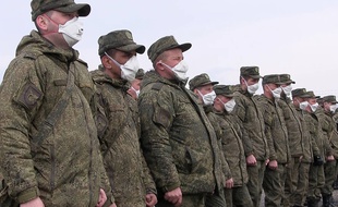 Des membres des forces spéciales russes arrivent sur une base militaire italienne pour prêter main forte, près de Bergame (Lombardie), le 27 mars 2020.