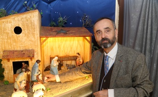 Robert Ménard, devant la crèche qu'il avait installée en 2018