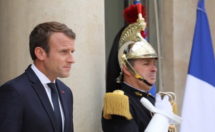 Le président Emmanuel Macron sur le perron de l'Elysée le 25 septembre 2017 à Paris