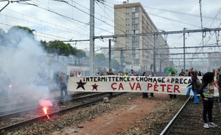 Des cheminots grévistes de la SNCF ont envahi les rails à la gare Montparnasse mardi 17 juin 2014