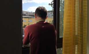 Après des années dans la rue, François vient d'aménager à Toulouse, dans un des appartements de l'association Toit à Moi.