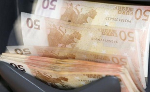 L'euro baissait lundi sur les marchés asiatiques après la défaite des partis au pouvoir lors d'élections en France et en Grèce, les investisseurs s'inquiétant d'une remise en cause des politiques d'austérité en Europe.