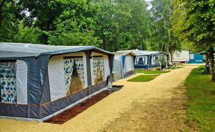 Toiles de tentes dans un terrain de camping