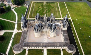 Vue aérienne du château de Chambord et de ses jardins habillés du logo des Rolling Stones réalisés par les artistes français Nils Guadajin et Calire Trottignon à l'occasion des Journées du Patrimoine, le 18 septembre 2008.
