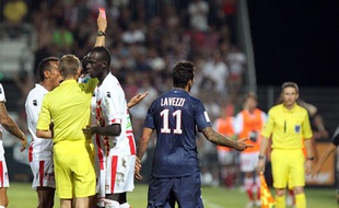 Ezequiel Lavezzi exclu par l'arbitre Clement Turpin lors du match face à Ajaccio, le 19 août 2012.