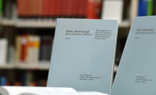 Un exemplaire de Mein Kampf présenté à Munich le 8 janvier 2015