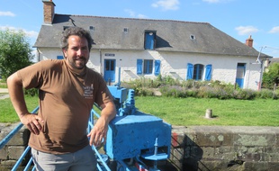 Steeve Peraud devant la maison éclusière de Pont-Réan qui servira de bureau pour son activité.