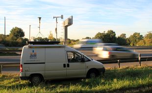 Un camion d'Air Breizh est garé au bord de la rocade de Rennes pour mesurer la pollution de l'air.