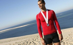 Le perchiste Français Romain Mesnil prend la pause sur la dune du Pila, le 19 octobre 2007.
