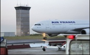 Air France a rouvert à la réservation ses vols entre Paris et Beyrouth mais ils ne partiront qu'à condition que le blocus israélien sur le Liban soit levé, a annoncé mercredi un porte-parole de la compagnie aérienne française.