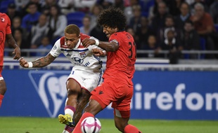 Le Lyonnais Memphis Depay à la lutte avec le Niçois Dante, vendredi 31 août.