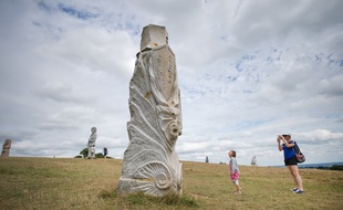 La Vallée des Saints est souvent surnommée "l'île de Pâques bretonne".