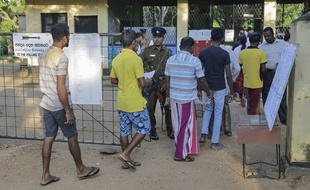 L’entrée d'un bureau de vote au Sri Lanka le 16 novembre 2019.