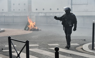 A Grenoble, les forces de l'ordre ont été caillassées par des lycéens ayant mis le feu à des poubelles (illustration)