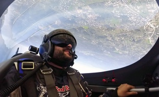 La tête à l'envers, dans un bolide des airs