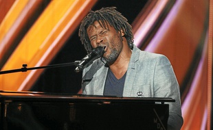 Emmanuel Djob sur le plateau de "The Voice".