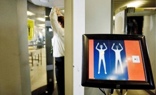 Démonstration des performances d'un scanner à l'aéroport de Schipol, aux Pays-Bas.
