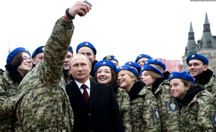 Vladimir Poutine pose pour un selfie avec des militaires, le 4 novembre sur le Place Rouge de Moscou (Russie).