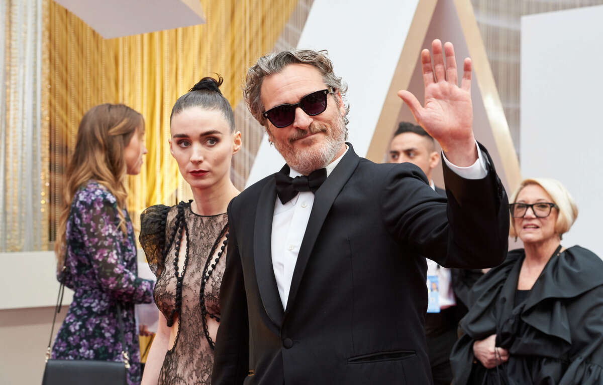 Rooney Mara Et Son Fils VIDEO. Joaquin Phoenix et Rooney Mara sont devenus parents pour la première  fois