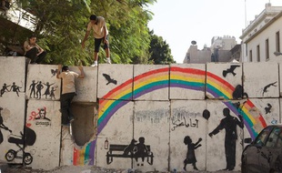 Des enfants obligés d'escalader un mur pour rejoindre leur école, au Caire, le 25 septembre 2012.