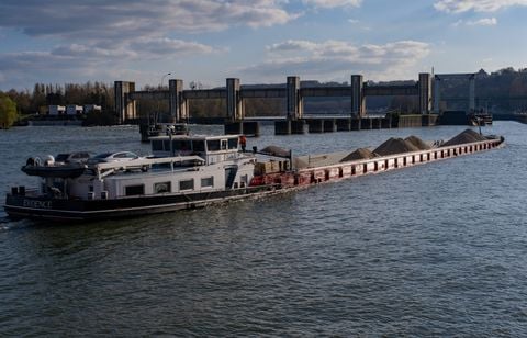 Une péniche remplie de terre percute un pont dans la Seine dans l’Essonne