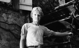 Claude Francois posant chez lui, dans son moulin de Dannemois. FRANCE - 1977