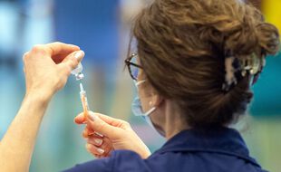Une infirmière partage le vaccin AstraZeneca, au Royaume-Uni.