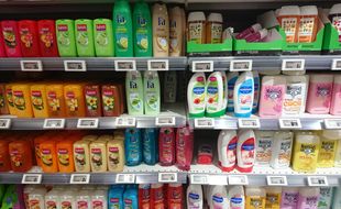Un rayon de produits cosmétiques dans un supermarché.