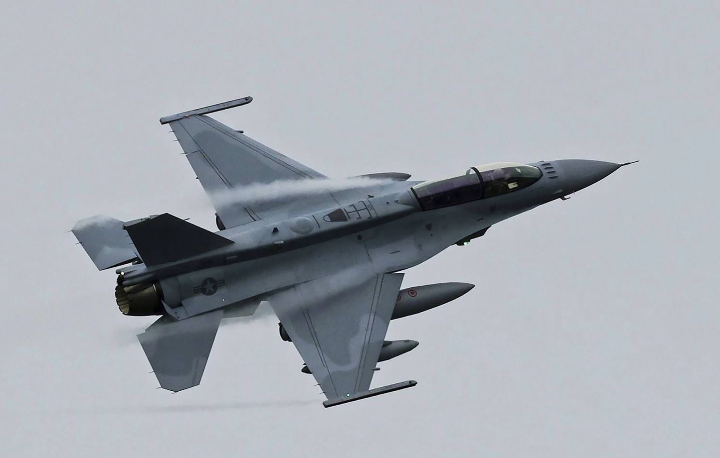 Guerre en Ukraine : Volodymyr Zelensky confirme la mort d'un pilote ukrainien, abattu aux commandes d'un F-16 thumbnail