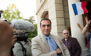 Joris Hebrard (d), candidat FN aux municipales du Pontet (Vaucluse), après son élection au 1er tour le 31 mai 2015