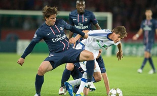 Le défenseur du PSG à la lutte avec un joueur du Dynamo Kiev, Maxwell, le 18 septembre 2012 à Paris.