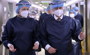 Le roi des Belges Philippe et la reine Mathilde en visite à l'hôpital de Seraing, dans la province belge de Liège, le 17 novembre 2020.